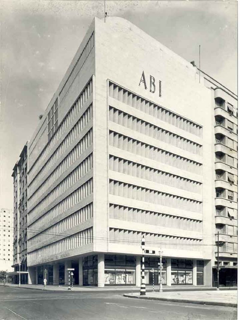 Fachada do Edifício ABI, c.1950. [Autoria não identificada]. Fonte: Arquivo MMM Roberto. Acervo Núcleo de Pesquisa e Documentação (NPD), Universidade Federal do Rio de Janeiro (UFRJ).