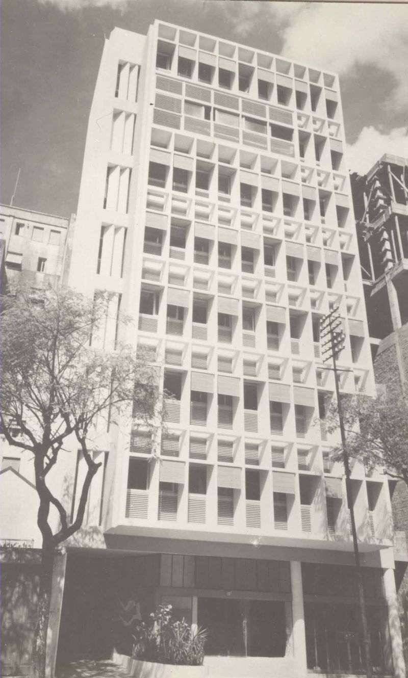 Fachada do Edifício Mamãe. [s.d.]. [Autoria não identificada]. Fonte: Acervo Núcleo de Pesquisa e Documentação (NPD), Faculdade de Arquitetura e Urbanismo da Universidade Federal do Rio de Janeiro. 