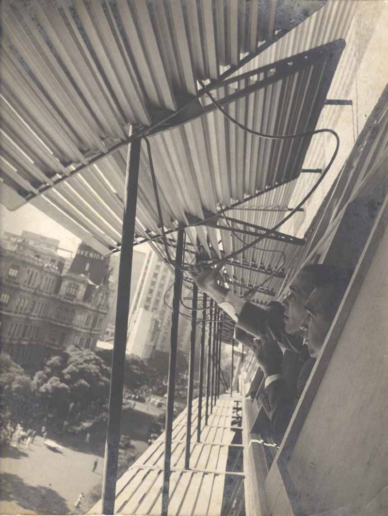Detalhe do sistema de abertura do brise [título atribuído], c. 1953. Autoria não identificada. Fonte: NPD/UFRJ.