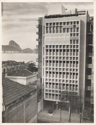 Fachada do Edifício Mamãe. [s.d.]. [Autoria não identificada]. Fonte: Acervo Núcleo de Pesquisa e Documentação (NPD), Faculdade de Arquitetura e Urbanismo da Universidade Federal do Rio de Janeiro.