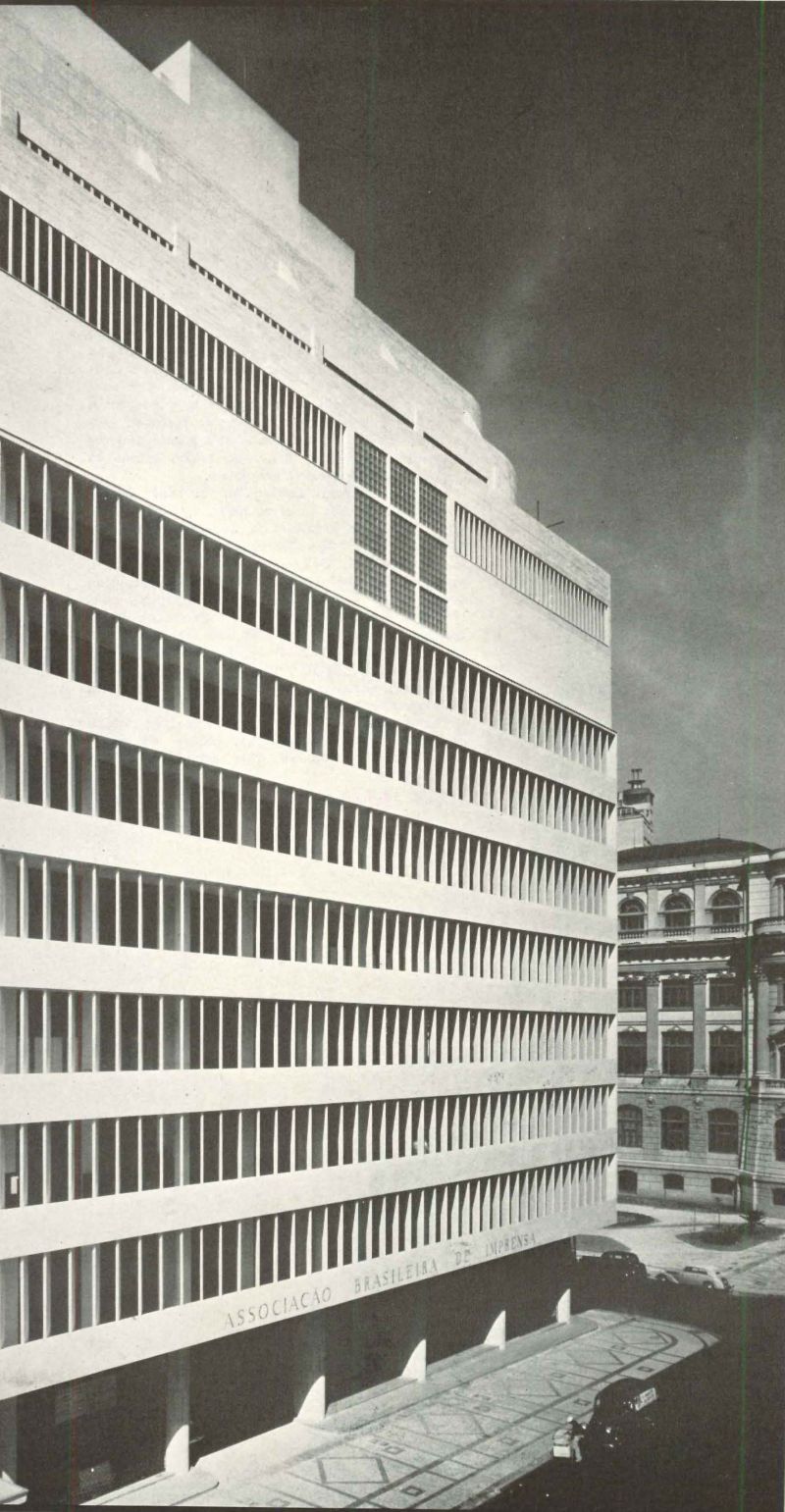 Fachada do edifício. [título atribuído], c.1950. Fonte:  ABI – Brazilian Press Association. Architectural Record. Vol. 88, n. 6, p 7, set. 1952.