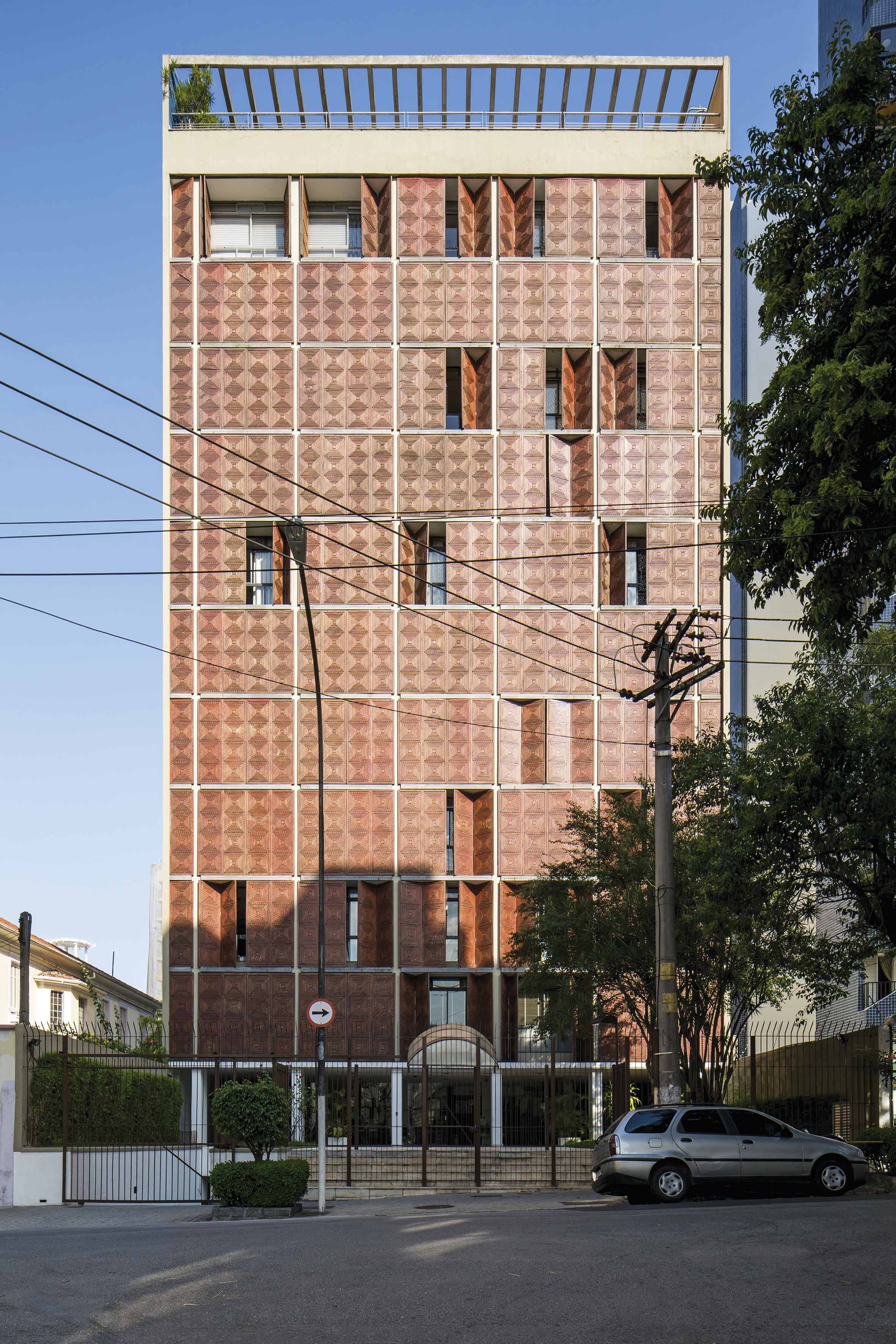 Fachada do edifício Albina [título atribuído]. Fotografia de Leonardo Finotti.