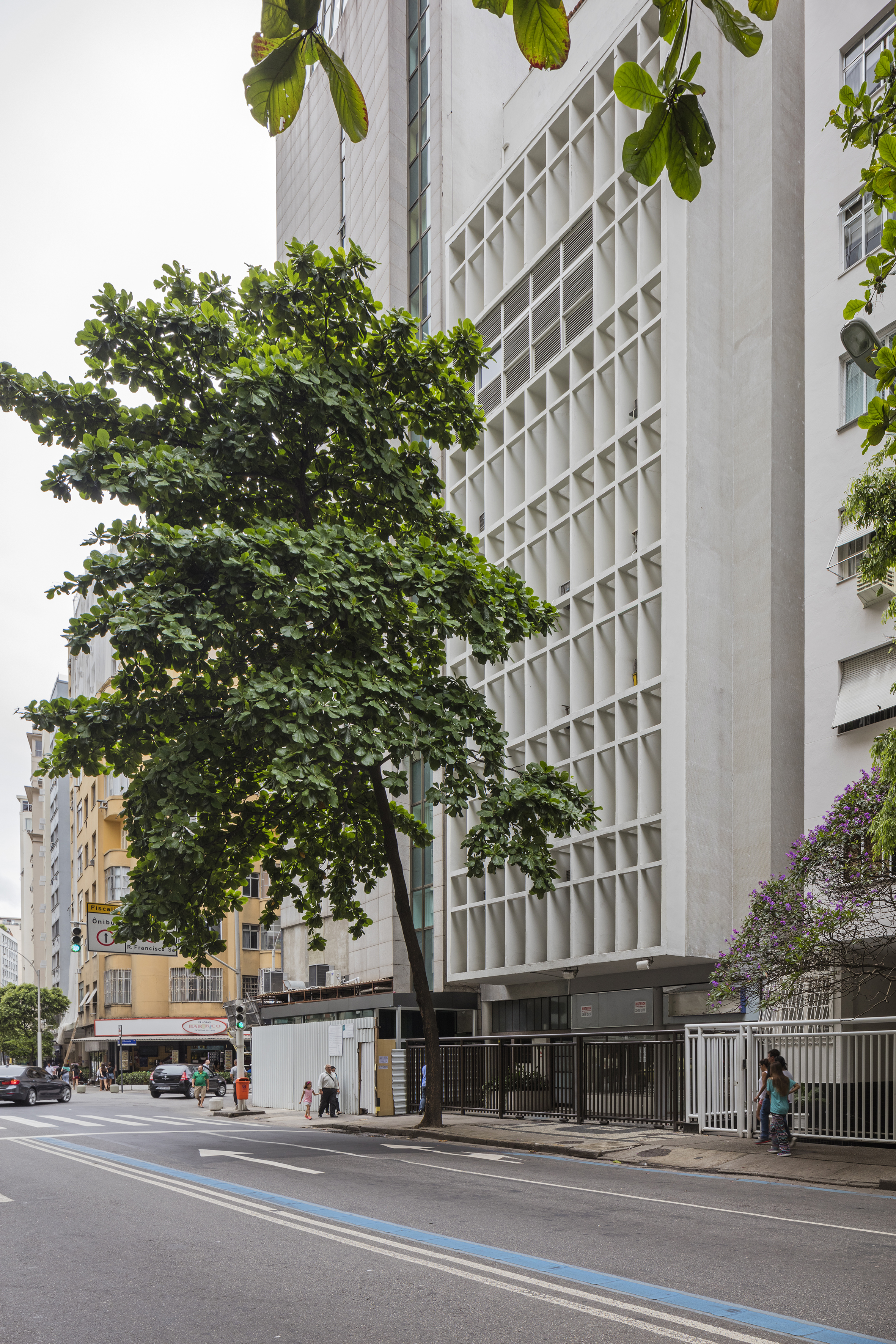 Fachada do edifício [título atribuído]. Fotografia de Leonardo Finotti. 