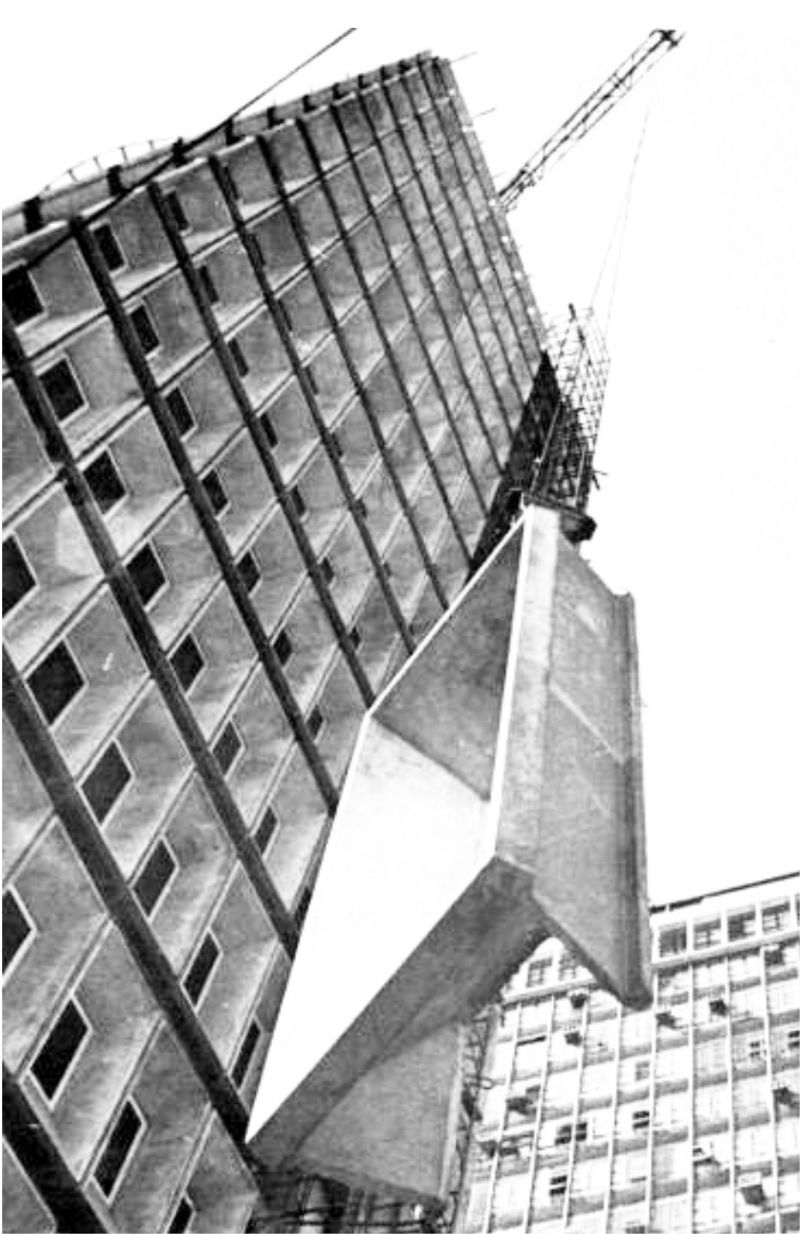 Elemento pré-moldado sendo erguido [título atribuído], c.1968. Fonte: Acervo do arquiteto