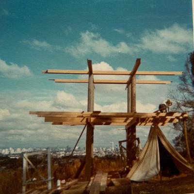 Montagem da primeira residência [título atribuído], c.1979. Fonte: Acervo Abrão Assad