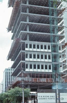 Fachada em construção [título atribuído], c.1968. Fonte: Acervo do arquiteto