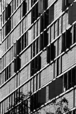 Detalhe dos brises do edifício Abaeté [título atribuído]. Fotografia de Nelson Kon.