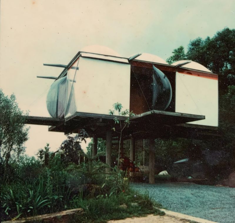 Primeira casa construída com protótipos dos domus da Rua 15 e 4 pilares de postes de madeira de reuso [título atribuído], c.1979. Fonte: Acervo Abrão Assad