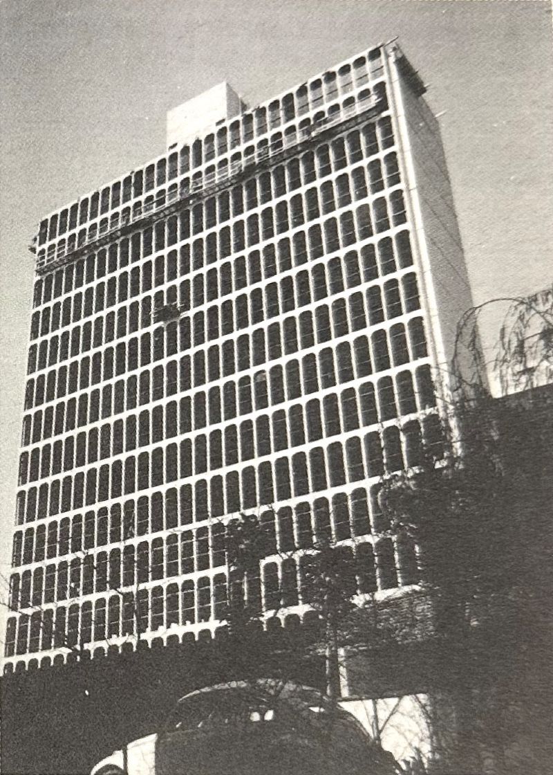 Fachada em concreto aparente com abóbadas [título atribubuído], c. 1980 [Autoria não identificada]. Fonte: JULIANO,Miguel; SUCHODOLSKI, Suely. Arquiteto Miguel Juliano. Cadernos Brasileiros. Projeto, v.3, p.41, fev. 1980.