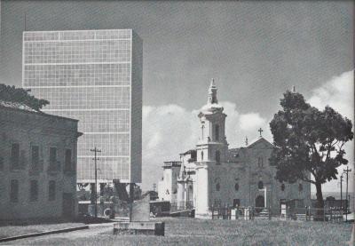 Edifício inserido na paisagem [título atribuído], c. 1942. Fotografia de G. E. Kidder Smith. Fonte: GOODWIN, Philip. Brazil Builds – Architecture New and Old 1652 – 1942.