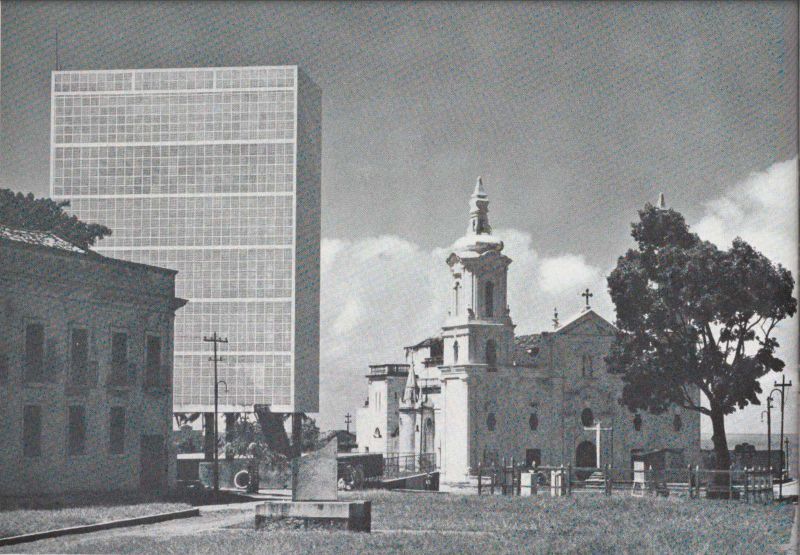 Edifício inserido na paisagem [título atribuído], c. 1942. Fotografia de G. E. Kidder Smith. Fonte: GOODWIN, Philip. Brazil Builds – Architecture New and Old 1652 – 1942.