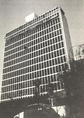Fachada em concreto aparente com abóbadas [título atribubuído], c. 1980 [Autoria não identificada]. Fonte: JULIANO,Miguel; SUCHODOLSKI, Suely. Arquiteto Miguel Juliano. Cadernos Brasileiros. Projeto, v.3, p.41, fev. 1980.