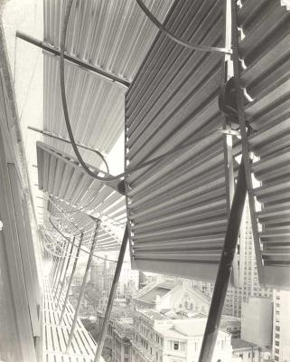 Detalhe dos brises móveis de alumínio [título atribuído], c. 1953. Autoria não identificada. Fonte: NPD/UFRJ.