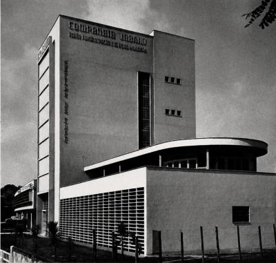 Publicação do projeto em revista internacional em edição dedicada ao Brasil [título atribuído], 1947. Fonte: Usine de torrêfaction et entrepots. L'acrchitecture d'aujourd'hui. Paris, ano 18, n.13-14, p.87, set. 1947 [imagem editada]
