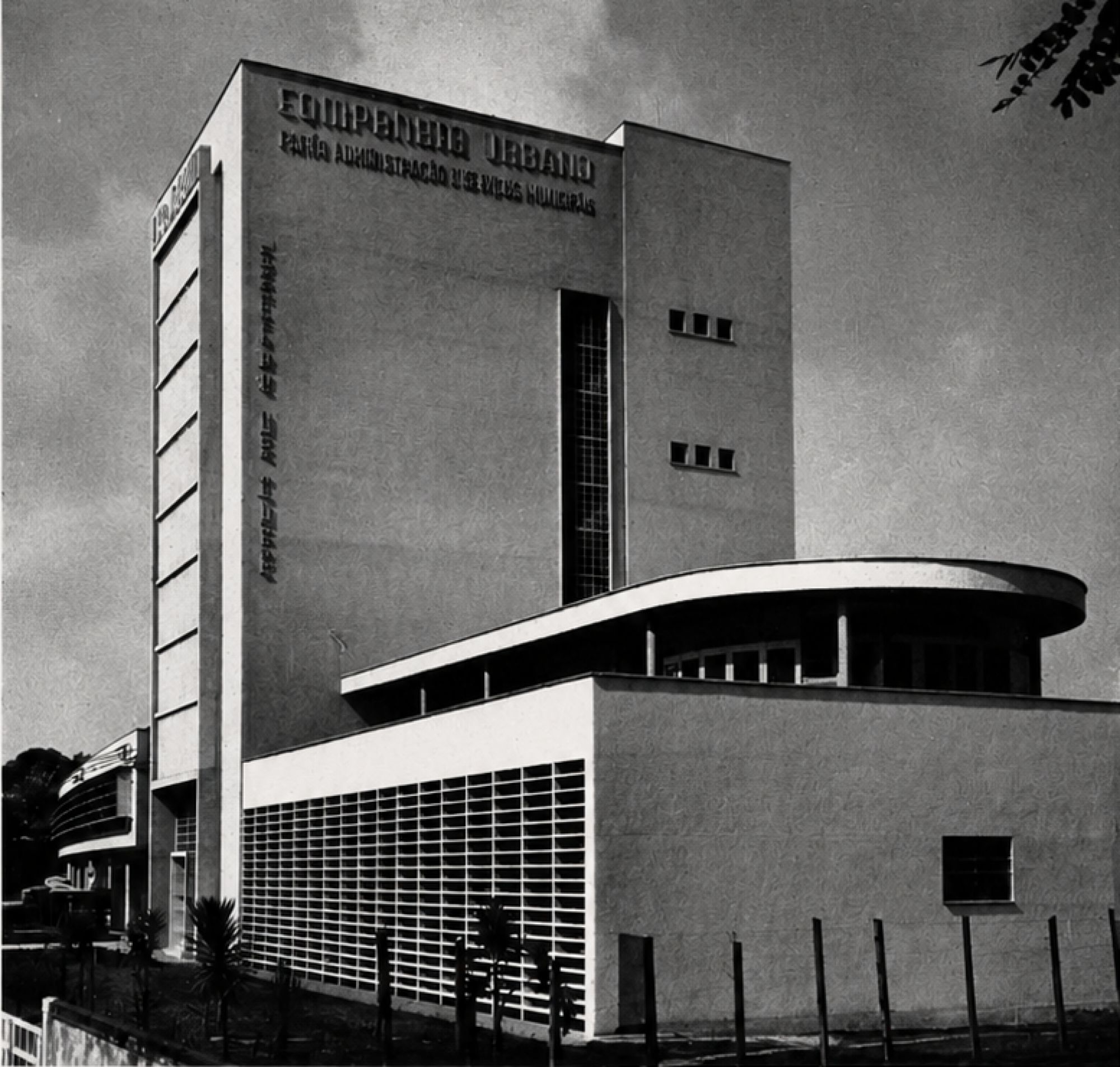Publicação do projeto em revista internacional em edição dedicada ao Brasil [título atribuído], 1947. Fonte: Usine de torrêfaction et entrepots. L'acrchitecture d'aujourd'hui. Paris, ano 18, n.13-14, p.87, set. 1947 [imagem editada]